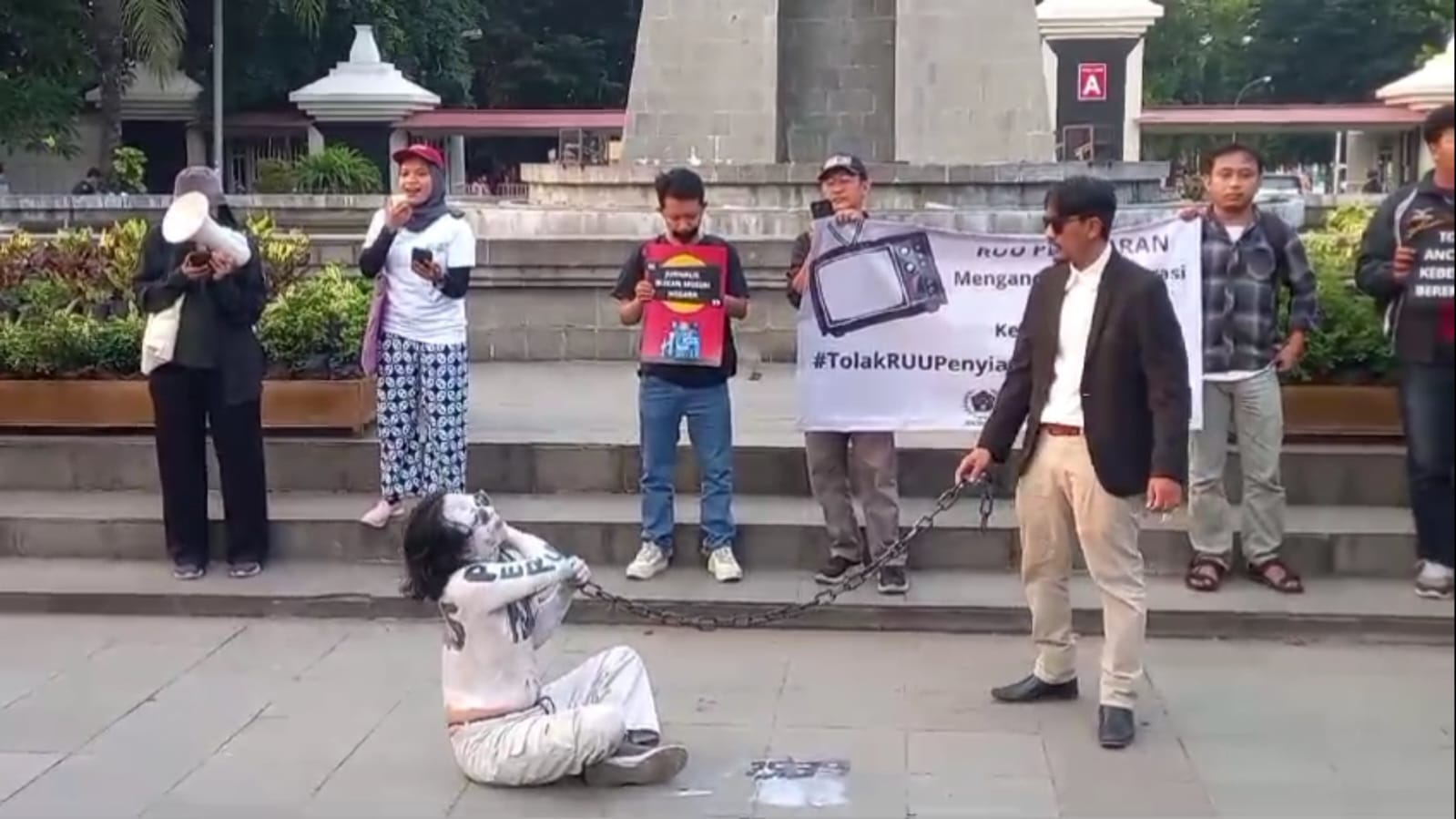 Aksi Teatrikal Warnai Demo Wartawan Solo Menolak RUU Penyiaran