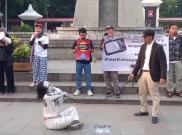 Aksi Teatrikal Warnai Demo Wartawan Solo Menolak RUU Penyiaran