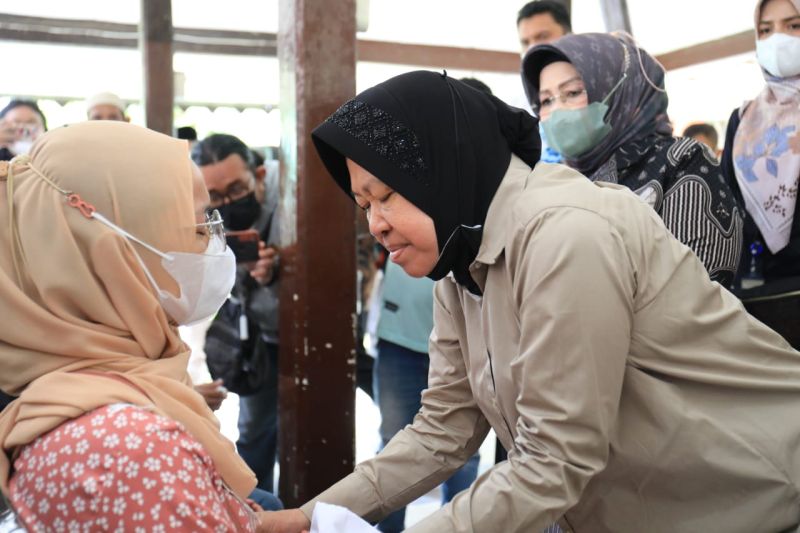 Mensos Beri Anak Korban Tragedi Kanjuruhan Bansos Yatim Piatu