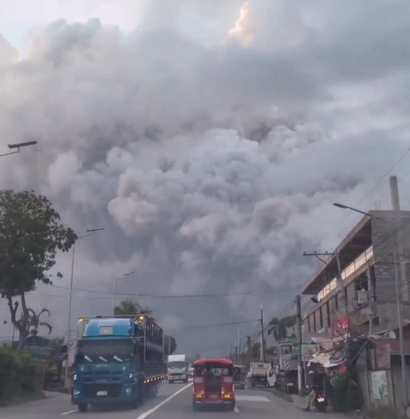 Gunung Mayon di Filipina Meletus, Abu Vulkanis Ganggu Lalu Lintas