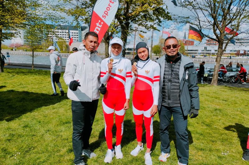 Melani Putri (kedua dari kiri) dan Mutiara Rahma Putri meraih medali emas pada nomor LW2 kejuaraan Ghent Spring Rowing Regatta di Belgia pada Sabtu (9/4/2022). (ANTARA/Dokumentasi Pribadi)