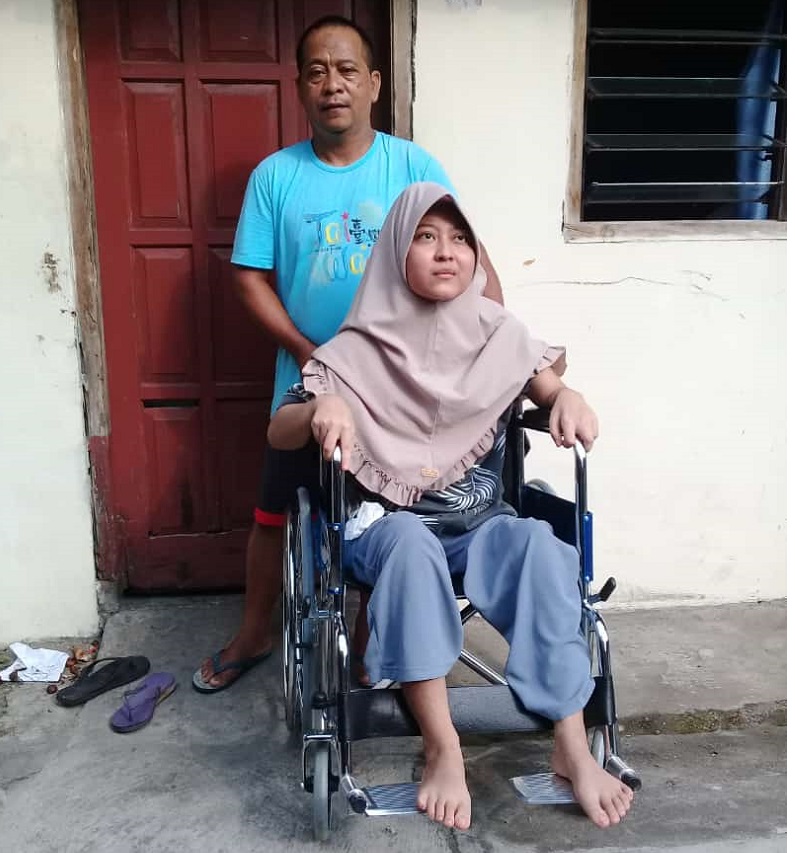 Tri Utami Nurul Azizah (21) warga Kelurahan Banyuanyar, Kecamatan Banjarsari, Solo, Jawa Tengah divonis penyakit kanker, Minggu (30/5). (MP/Ismail)