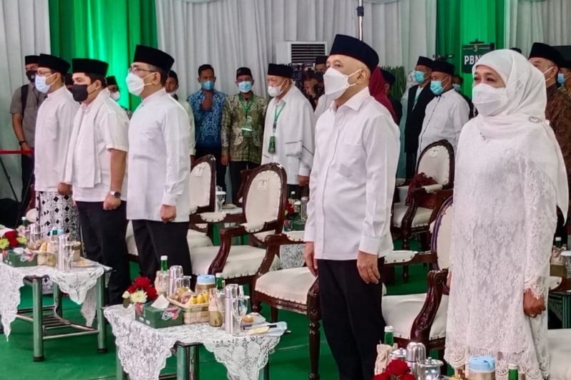 Ketua Umum PBNU Gus Yahya (tiga kiri) bersama Menteri BUMN dan Menteri Koperasi UKM, serta Gubernur Jatim Khofifah Indar Parawansa (kanan) saat puncak peringatan Harlah Ke-99 NU di Kompleks Pondok Pesantren Syaichona Kholil di Bangkalan, Madura, Kamis (17/2/2022) malam. ANTARA/HO-PPJ.