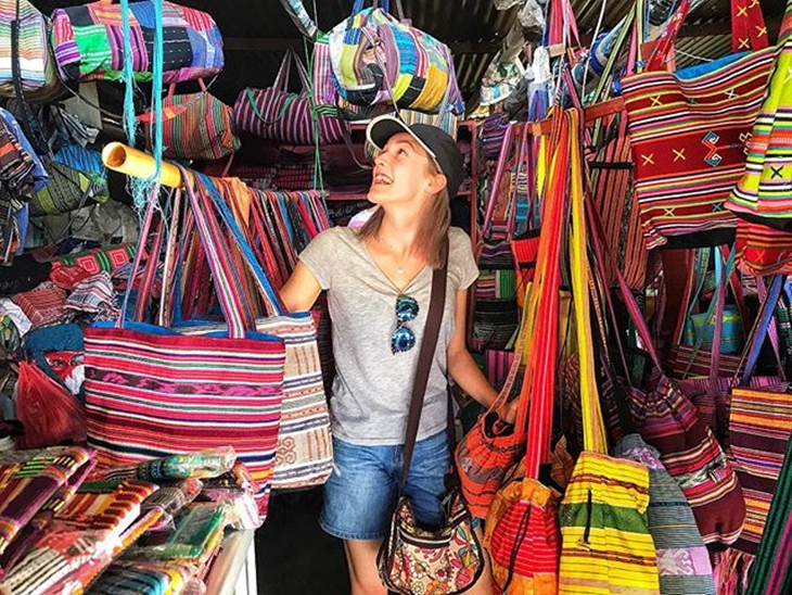 Tais Market merupakan pasar paling populer di kalangan para pelancong untuk berburu oleh-oleh. (Foto: instagram.com/lizkehoe995)