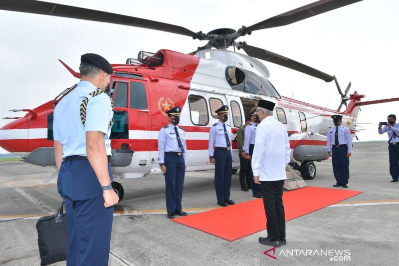 Wakil Presiden Ma'ruf Amin meninjau lokasi hunian sementara bagi warga terdampak erupsi Gunung Semeru di Kabupaten Lumajang, Jawa Timur, Jumat (14/1/2022). (ANTARA/HO-Setwapres)