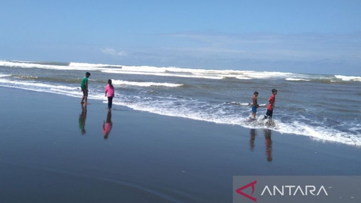 BMKG Imbau Wisatawan di Pantai Selatan Jawa Waspada Gelombang Tinggi