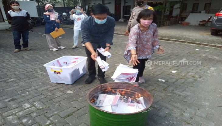Rawan Disalahgunakan, KPU Solo Bakar 8.237 Surat Suara Rusak