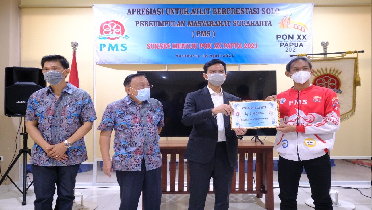 Wali Kota Solo, Gibran Rakabuming Raka memberikan penghargaan pada 12 atlet berprestasi binaan PMS, Rabu (28/4). (MP/Ismail)