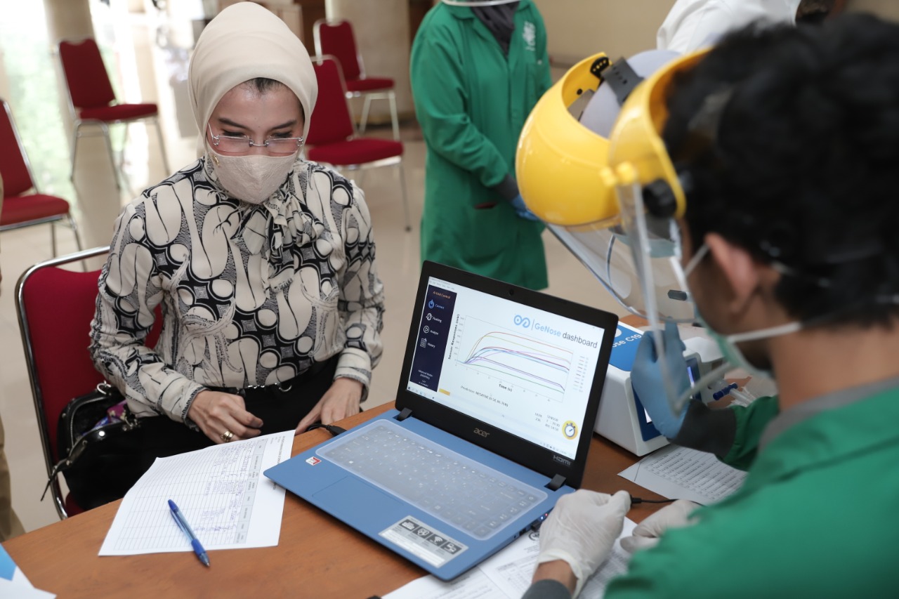 Anggota DPR RI mencoba GeNose C19 di ruang Balai Senat, Gedung Pusat Universitas Gadjah Mada (UGM) Yogyakarta, Senin (15/2). Foto: Humas UGM