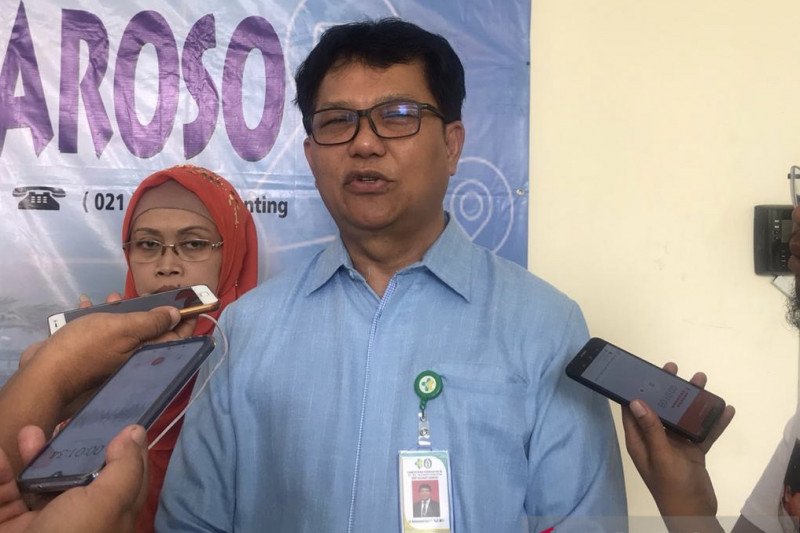 Direktur Utama RSPI Sulianti Saroso memberikan keterangan pada jurnalis di area rumah sakit di Jakarta Utara, Rabu (4/3/2020). (ANTARA/Aria Cindyara)