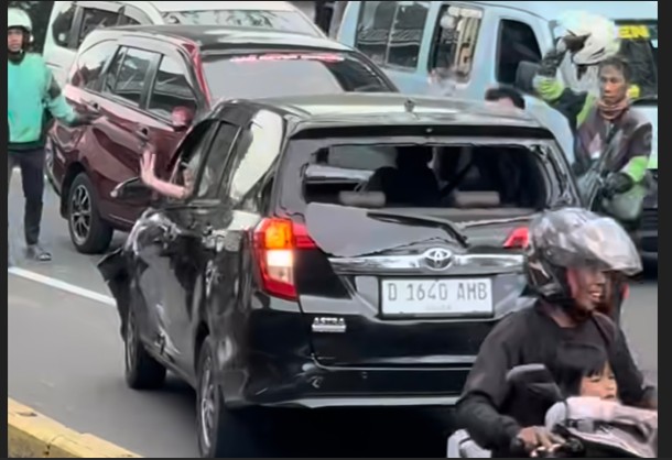 Kronologi Pengemudi Toyota Calya Plat D Lawan Arus, Tabrak sampai Mobil Dihancurkan Warga