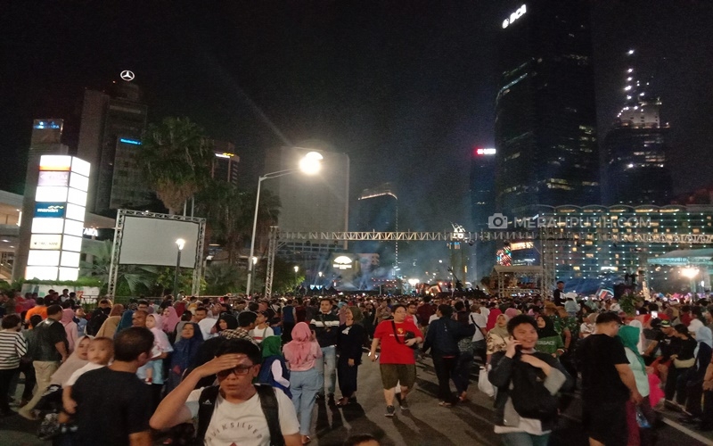 Warga Padati Malam Puncak HUT Kota Jakarta di Bundaran HI