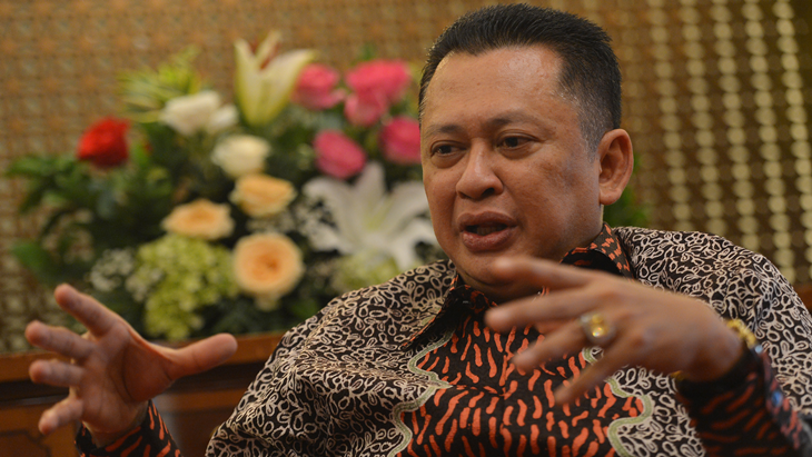 Ketua DPR Bambang Soesatyo menjawab pertanyaan saat wawancara khusus dengan LKBN ANTARA. (ANTARA FOTO/Wahyu Putro A)