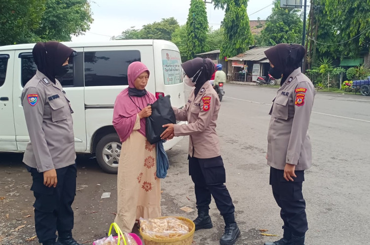  Polresta Cirebon Bagikan 2,5 Ton Beras dan 500 Liter Minyak Goreng