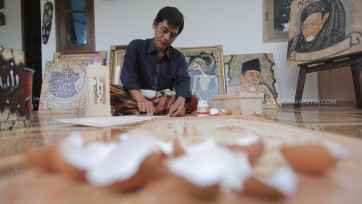 Menyulap Limbah Cangkang Telur Menjadi Lukisan Bernilai Jual