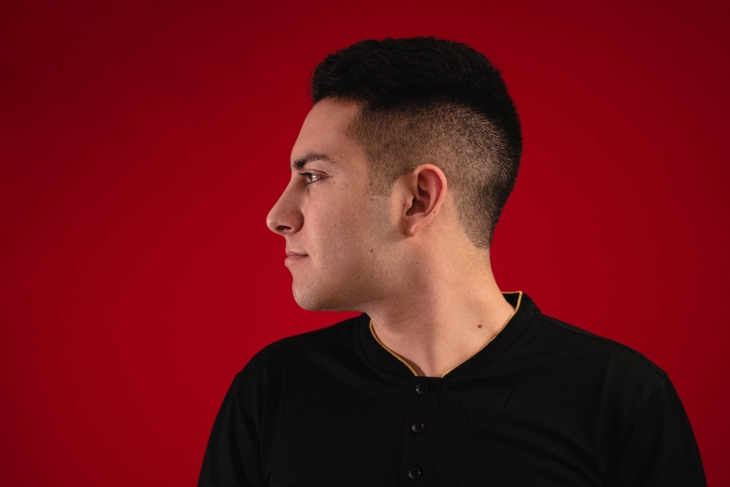 Rambut bergelombang lebih memudahkan proses transplantasi rambut. (Foto: Unsplash/Carlos Macias)