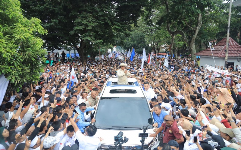 Capres Prabowo bersama para pendukungnya di Palembang