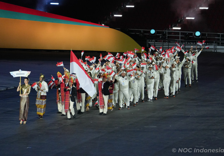 Megawati Hangestri Pimpin Barisan Parade Atlet, Pakai Kebaya Putih Berpadu Kain Tapis dan Mahkota Siger