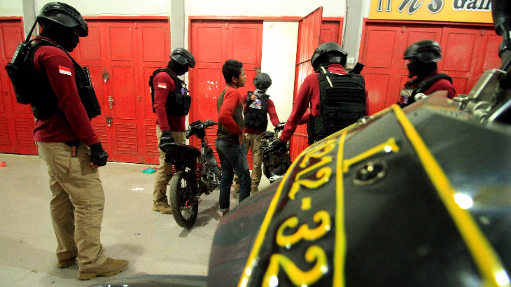 Asyik Menuntun Sepeda Motor Curian, Seorang Bandit Babak Belur Diamuk Massa
