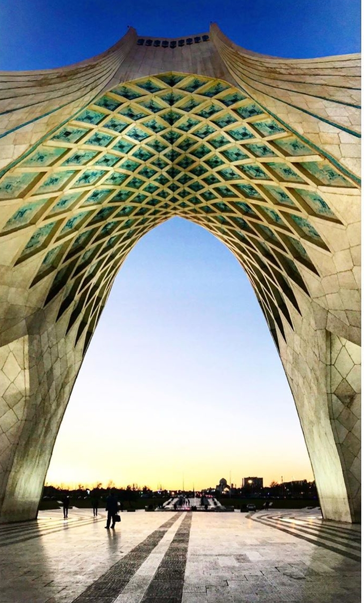 Menara Azadi (Azadi Tower) merupakan pintu gerbang masuk ke Teheran dari arah barat. Bangunan yang berarti Menara Kebebasan ini diresmika pada 1971.(Foto: instagram.com/amirpix1985)