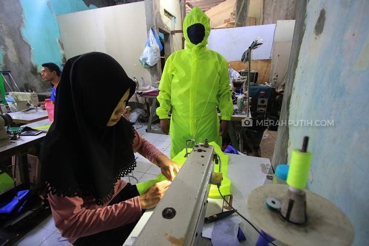 Rumah penjahit milik Wagino (56) asal Solo, Jawa Tengah memproduksi APD bagi tim medis dengan harga murah, Selasa (31/3). (MP/Ismail)