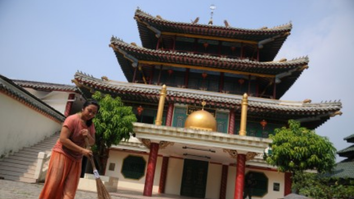 Masjid Jami Tan Kok Liong yang berbentuk kelenteng di Kampung Bulak Rata, Cibinong, Kabupaten Bogor, Jum'at (19/6). (ANTARA FOTO/Indrianto Eko Suwarso)