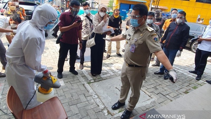 Wagub DKI Ahmad Riza Patria disemprot disinfektan sebelum masuk ke Hotel U-Stay Mangga Besar, Selasa (6/10/2020). (ANTARA/Livia Kristianti)