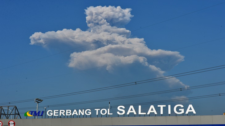 Penampakan letusan freatik Gunung Merapi