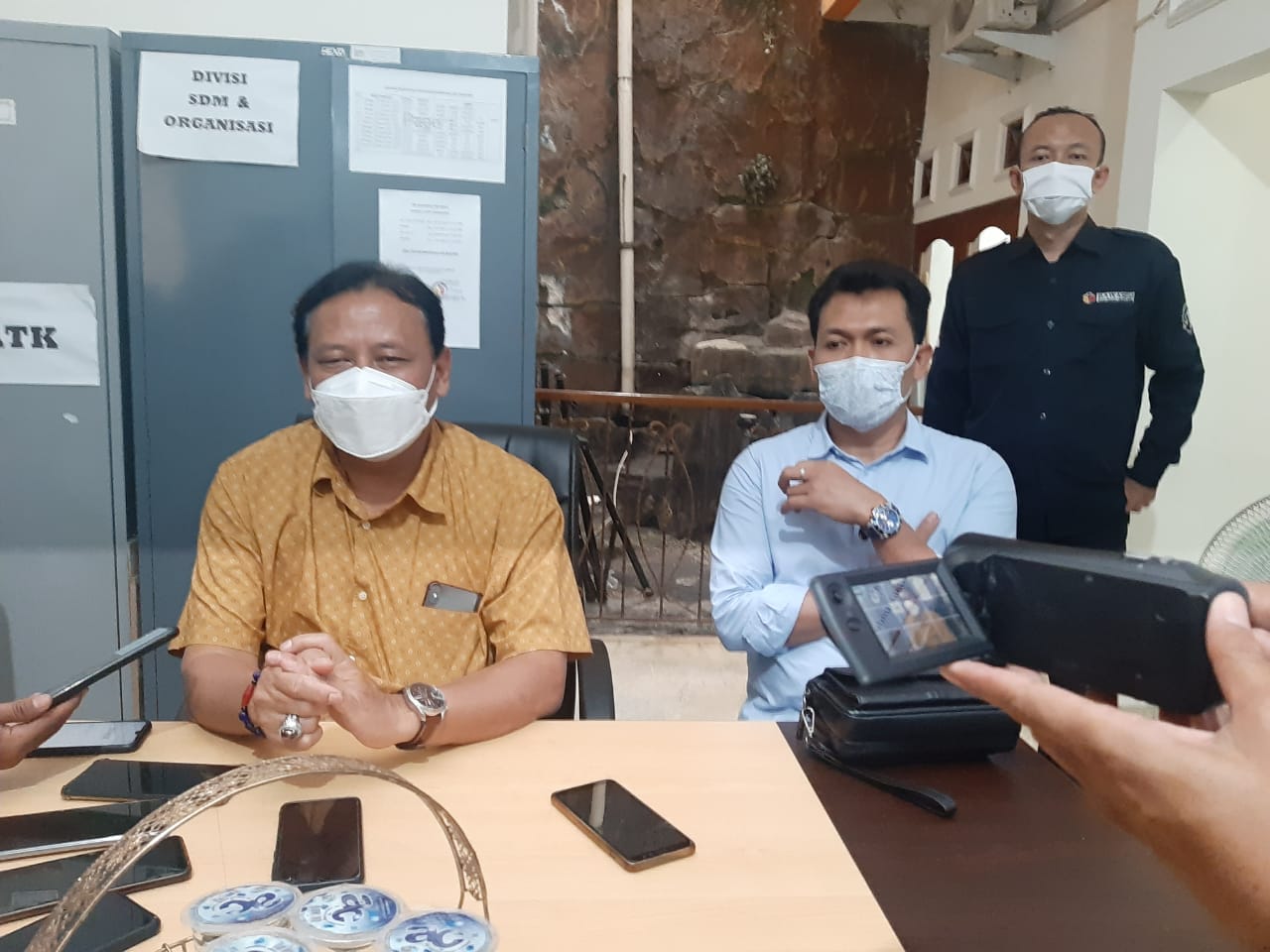 Ketua Bawaslu RI Abhan meninjau pelaksanaan Pilwakot Solo, Jawa Tengah, Kamis (10/12). (MP/Ismail)