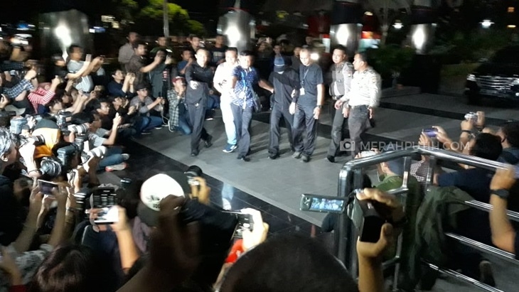 Pakai Topi dan Masker, Romahurmuziy Tiba di Gedung KPK Jakarta