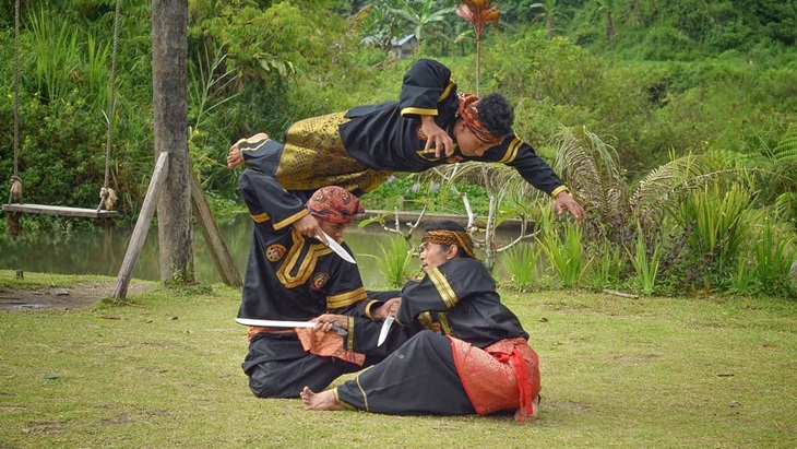 Tiga orang sedang bersilat. (Instagram/@aliran_harimausinggalang)