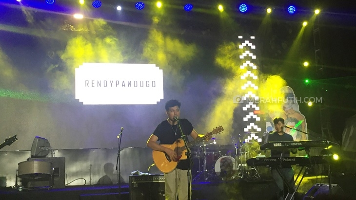 Lagu Cover ala Rendy Pandugo Hipnosis Penonton Playfest 2019