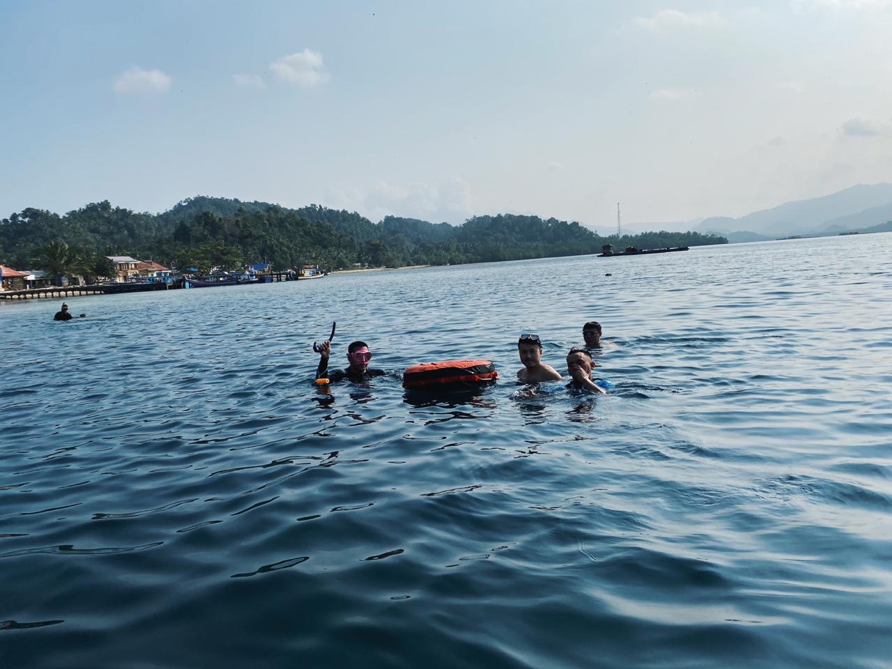 Peserta #KembaliBerwisata yang sedang snorkeling. (Foto MP/Shenna) 