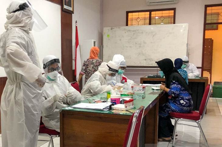 Kegiatan "rapid test" acak kepada pedagang di pasar tradisional di Kota Yogyakarta, Senin (8/6/2020). (FOTO ANTARA/Eka AR)