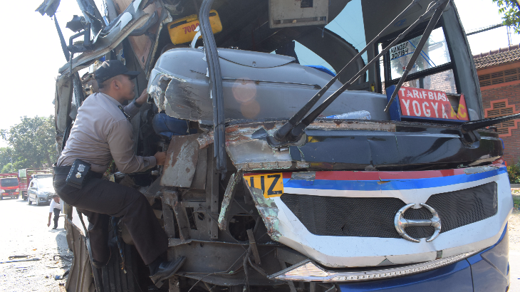 Tabrak Belakang Bus hingga Tewaskan Dua Orang, Sopir Tronton Kabur