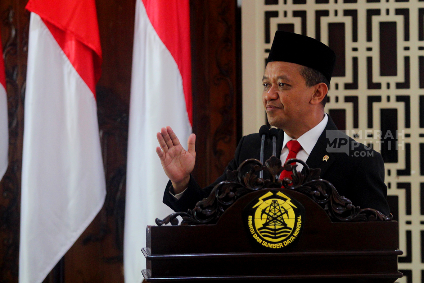Menteri Energi dan Sumber Daya Mineral Bahlil Lahadalia memberikan pidato dalam acara Serah Terima Jabatan (Sertijab) Menteri ESDM di Gedung Kementerian (ESDM), Jakarta, Senin (19/8/2024).