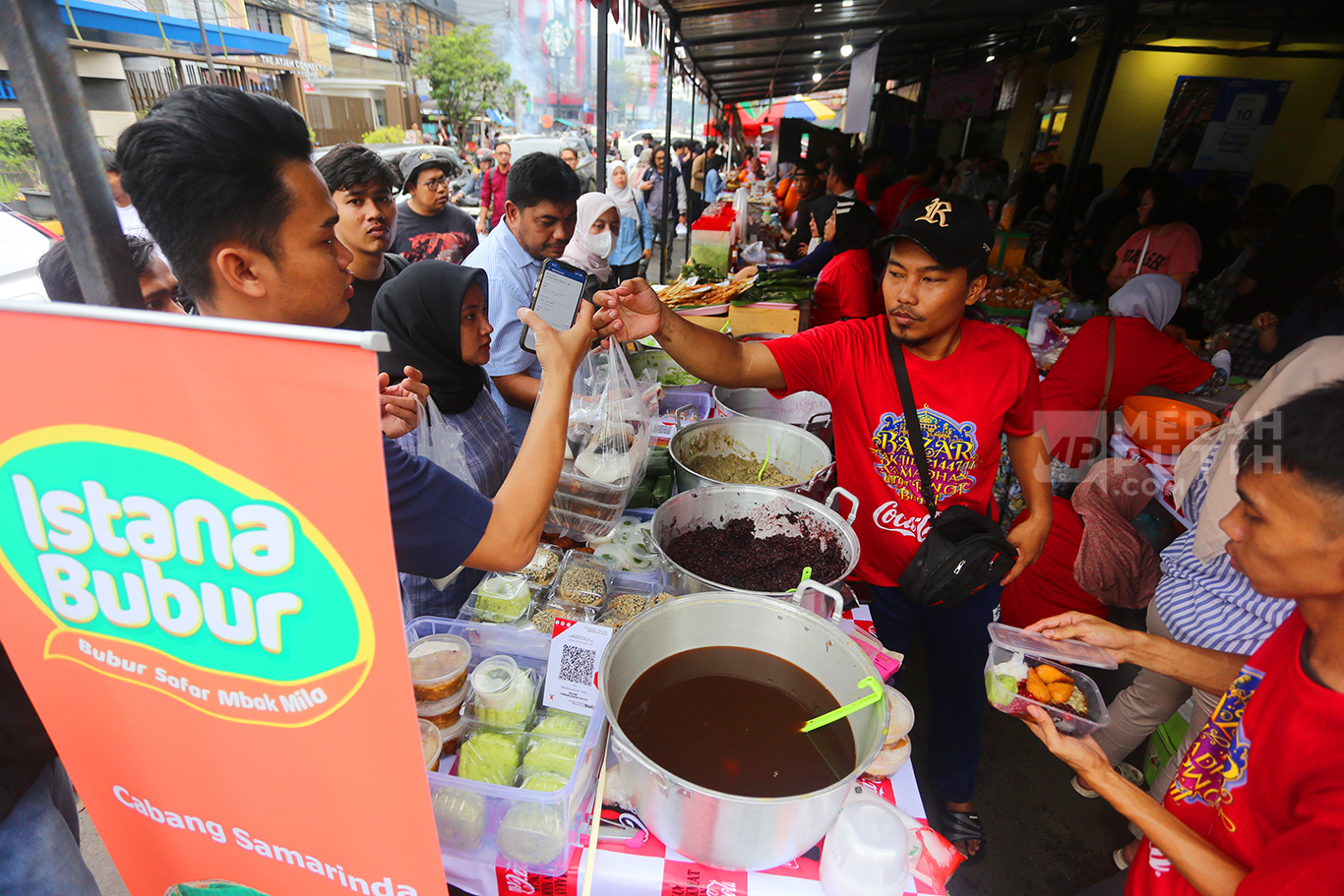 Warga Berburu Santapan Berbuka Puasa Ramadhan 1447 H di Bazar Takjil Benhil Jakarta