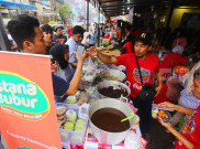 Warga Berburu Santapan Berbuka Puasa Ramadhan 1447 H di Bazar Takjil Benhil Jakarta