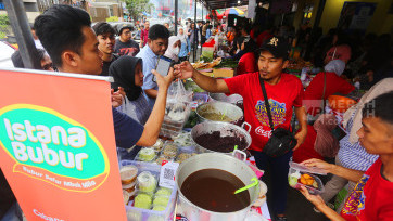 Warga Berburu Santapan Berbuka Puasa Ramadhan 1447 H di Bazar Takjil Benhil Jakarta