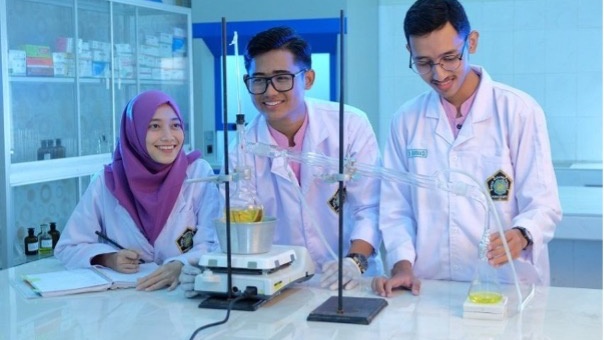 Peluang Karier Menjanjikan untuk Lulusan Akademi Farmasi