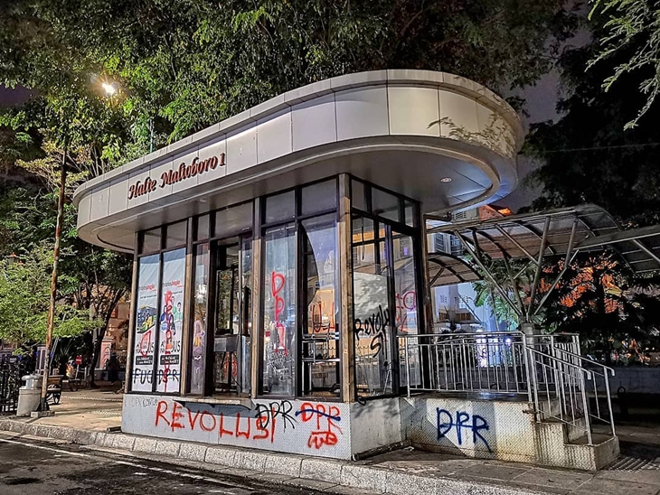 Halte TJ rusak setelah demo tolak UU Cipta Kerja di Malioboro, Yogyakarta. (Foto: MP/IG Malioboro_insta)