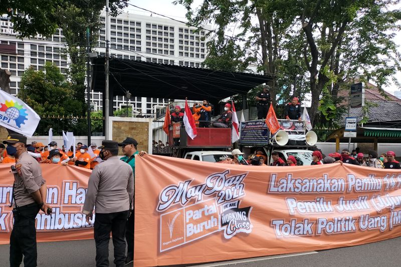 Peringati Hari Buruh, Jokowi: Roda Ekonomi Bergerak Karena Kerja Keras Pekerja