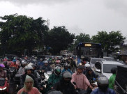 Banjir Swadarma Picu Neraka Pagi Bagi Pengguna TransJakarta Ciledug-Mampang