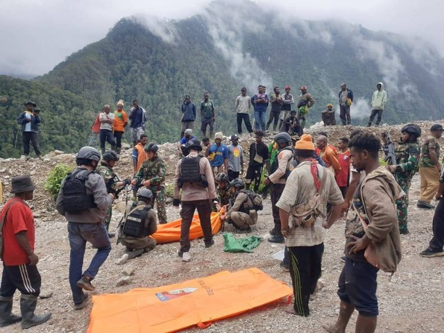 Evakuasi jenazah tukang ojek dengan motor dari ketinggian Pegunungan Bintang. Foto: Dok. Polda Papua