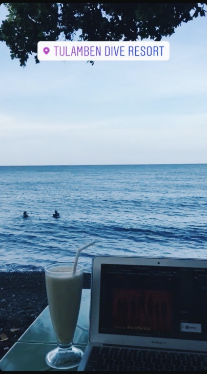 Mantai sambil bekerja (Foto Ist)