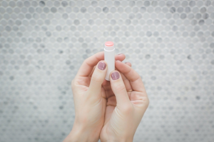 Kemungkinan membuat ketergantungan memakai lipbalm. (Foto: pixabay/StockSnap)