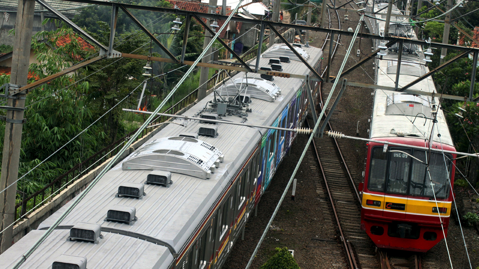 Rangkaian KRL Commuterline melintas di kawasan Cilebut, Bogor, Jawa Barat, Rabu (13/12). PT KAI Commuter Jabodetabek menargetkan dapat mengoperasikan 1.800 unit KRL dengan asumsi jumlah penumpang KRL mencapai 1,2 juta orang per hari pada 2018. ANTARA FOTO/Yulius Satria Wijaya