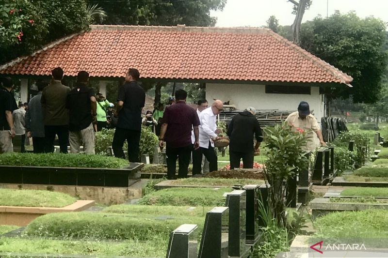 Prabowo Berziarah ke Makam Orang Tuanya Usai Diumumkan Menang Quick Count