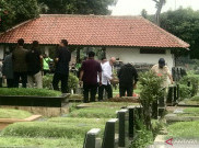 Prabowo Berziarah ke Makam Orang Tuanya Usai Diumumkan Menang Quick Count