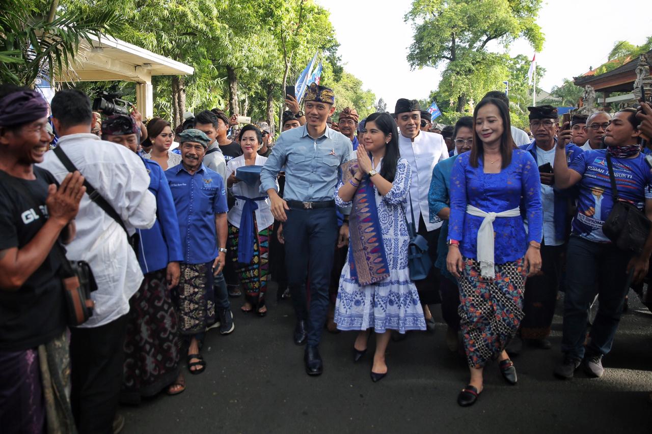 Komandan Kogasma Demokrat Agus Harimurti Yudhoyono (AHY) dan istri tercintanya Annisa Pohan menghadiri acara Simakrama AHY di Denpasar, Bali, Jum’at (15/3) sore. (Foto: Kogasma PD)